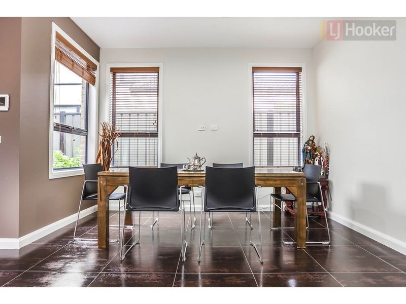 28 Bluebird Way, Roxburgh Park VIC 3064