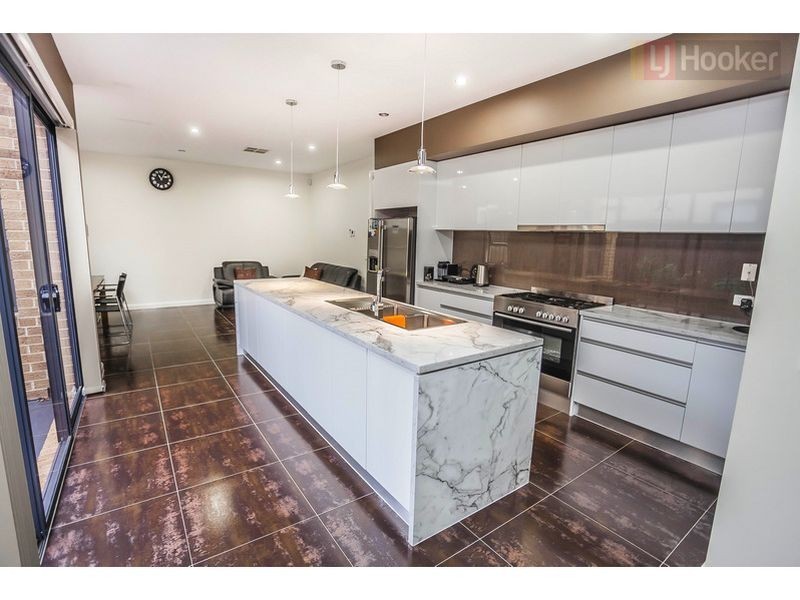 28 Bluebird Way, Roxburgh Park VIC 3064