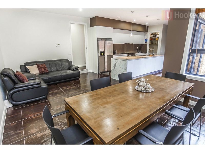 28 Bluebird Way, Roxburgh Park VIC 3064