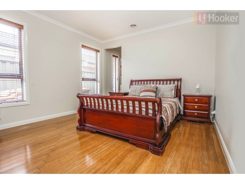 28 Bluebird Way, Roxburgh Park VIC 3064