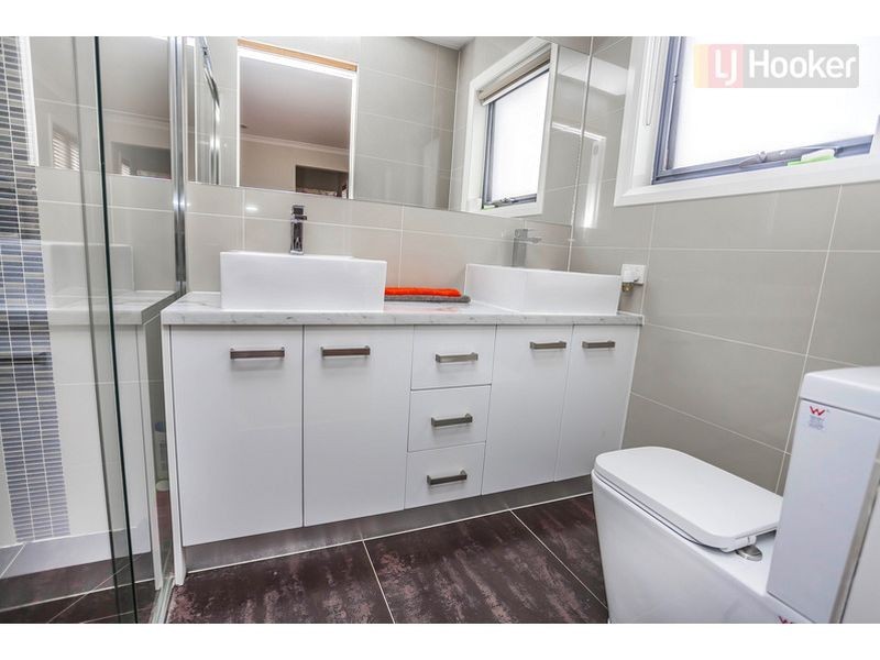 28 Bluebird Way, Roxburgh Park VIC 3064