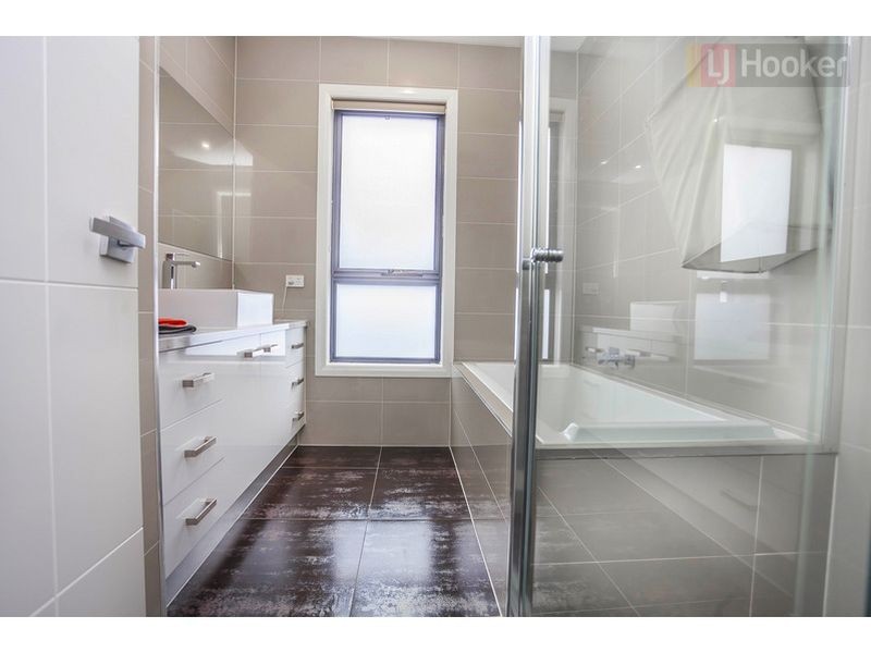 28 Bluebird Way, Roxburgh Park VIC 3064