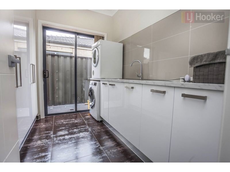 28 Bluebird Way, Roxburgh Park VIC 3064