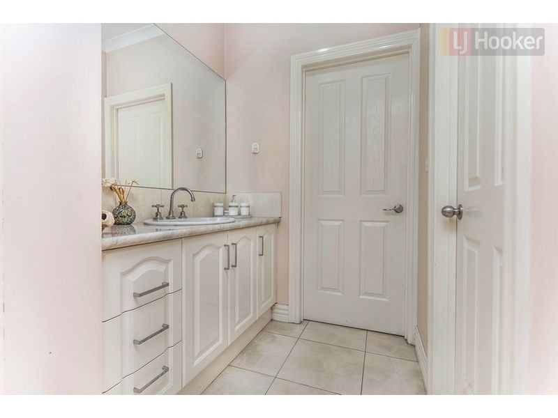 2 Broadway Street, Roxburgh Park VIC 3064