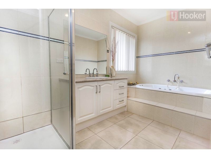 2 Broadway Street, Roxburgh Park VIC 3064