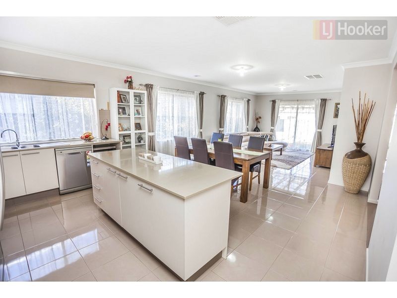 47 Biltmore Crescent, Roxburgh Park VIC 3064