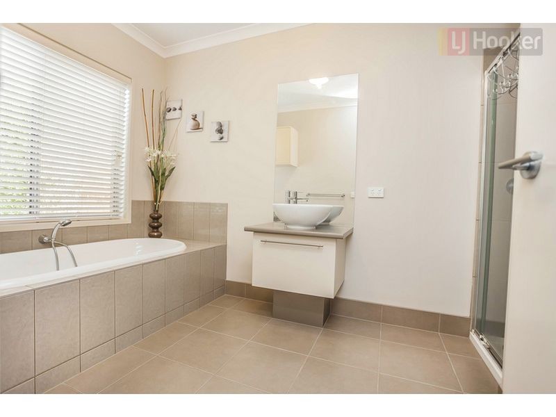 47 Biltmore Crescent, Roxburgh Park VIC 3064