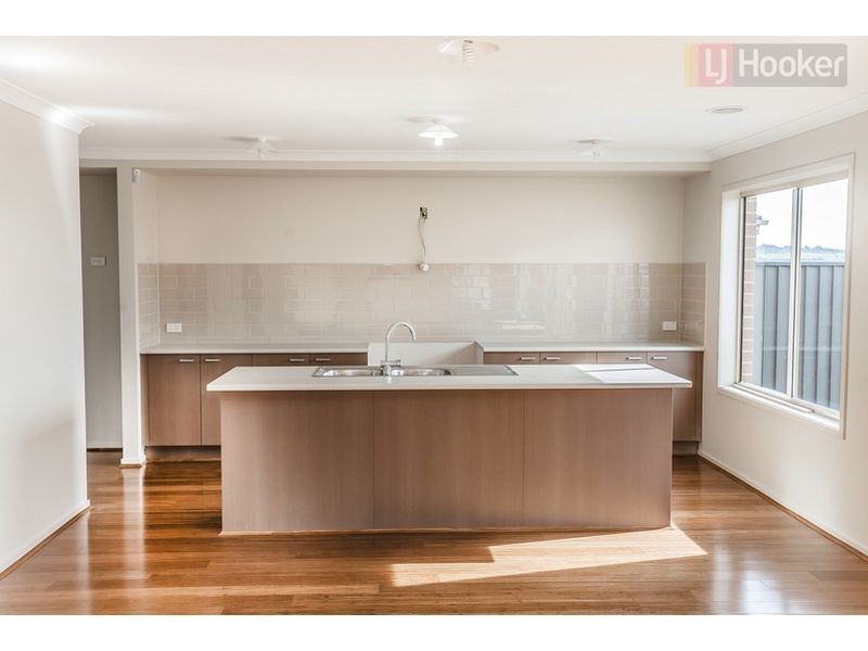 12 Fame Way, Craigieburn VIC 3064