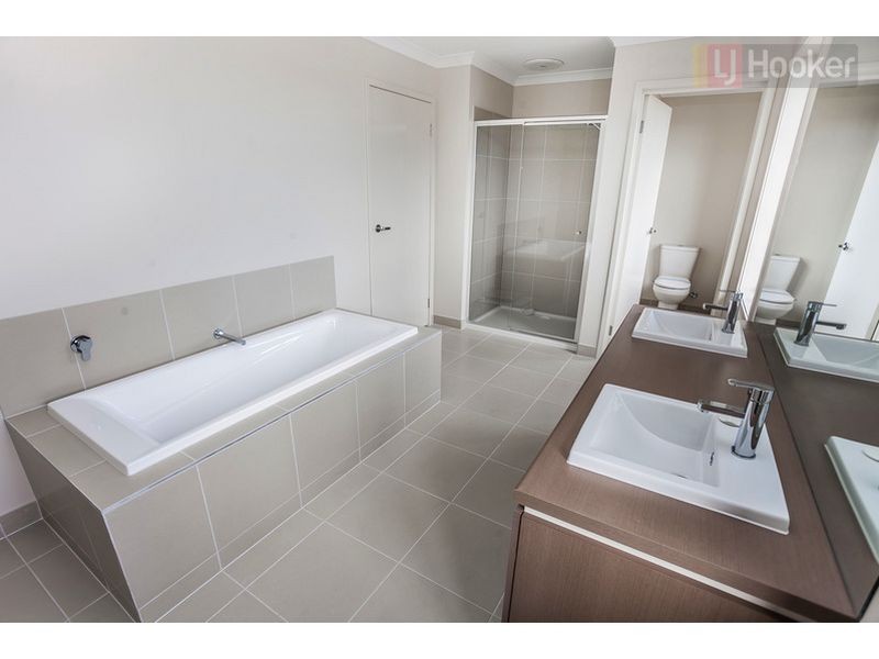 12 Fame Way, Craigieburn VIC 3064