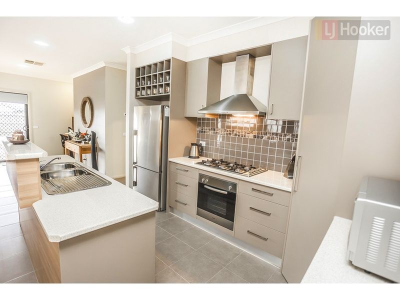 6 Blairgowrie Drive, Craigieburn VIC 3064