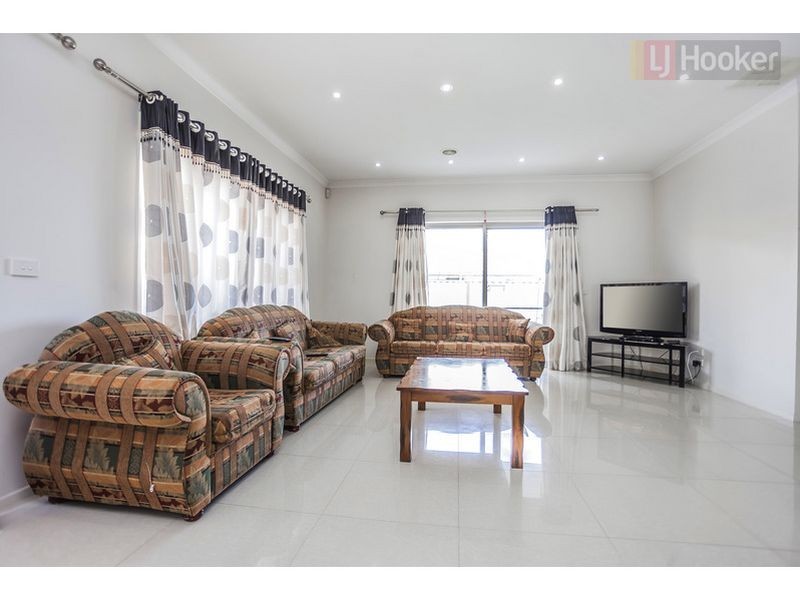 33 Biltmore Crescent, Roxburgh Park VIC 3064