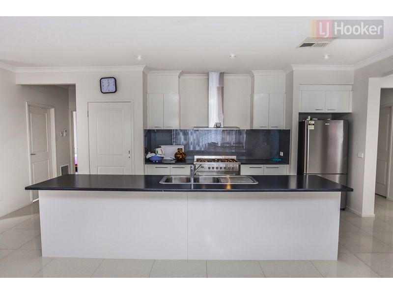 33 Biltmore Crescent, Roxburgh Park VIC 3064