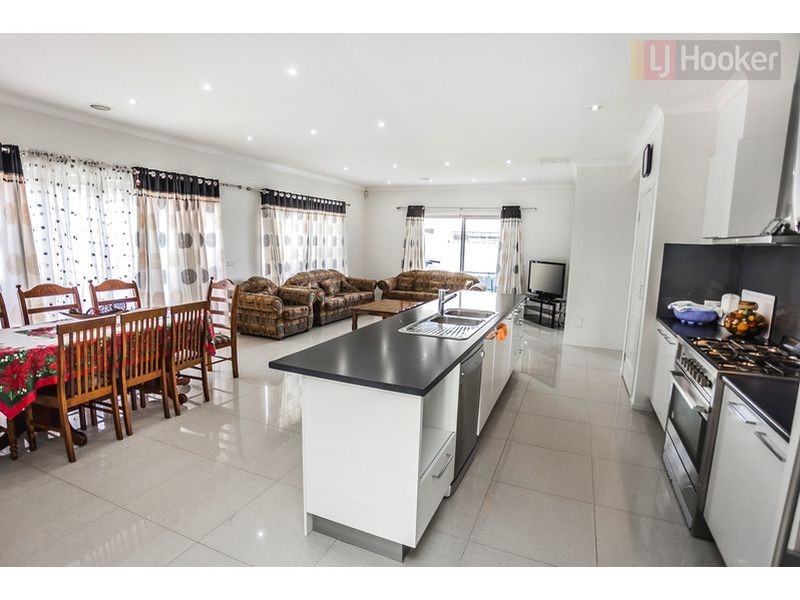 33 Biltmore Crescent, Roxburgh Park VIC 3064