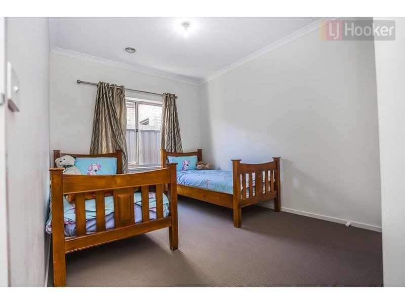 33 Biltmore Crescent, Roxburgh Park VIC 3064