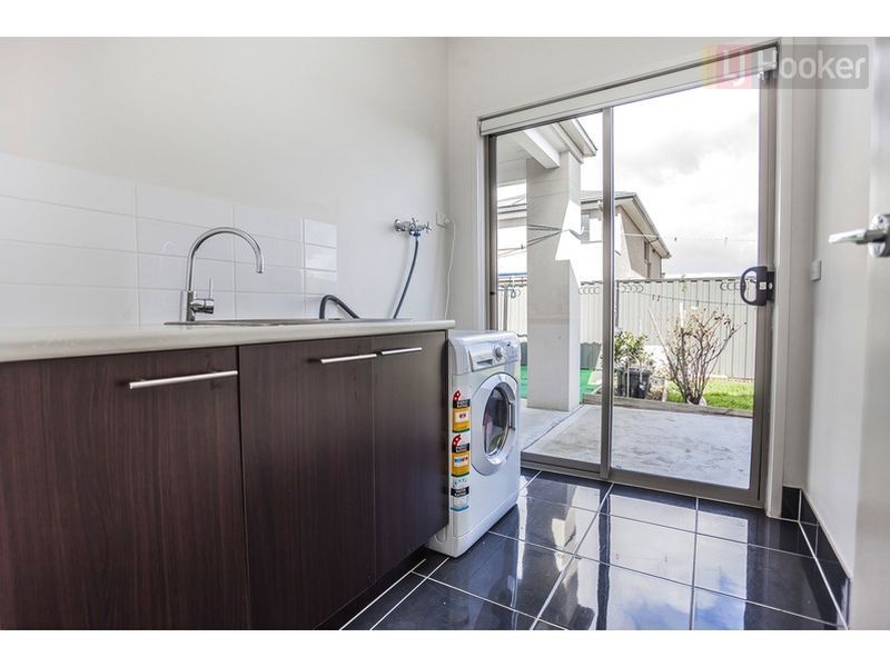 33 Biltmore Crescent, Roxburgh Park VIC 3064