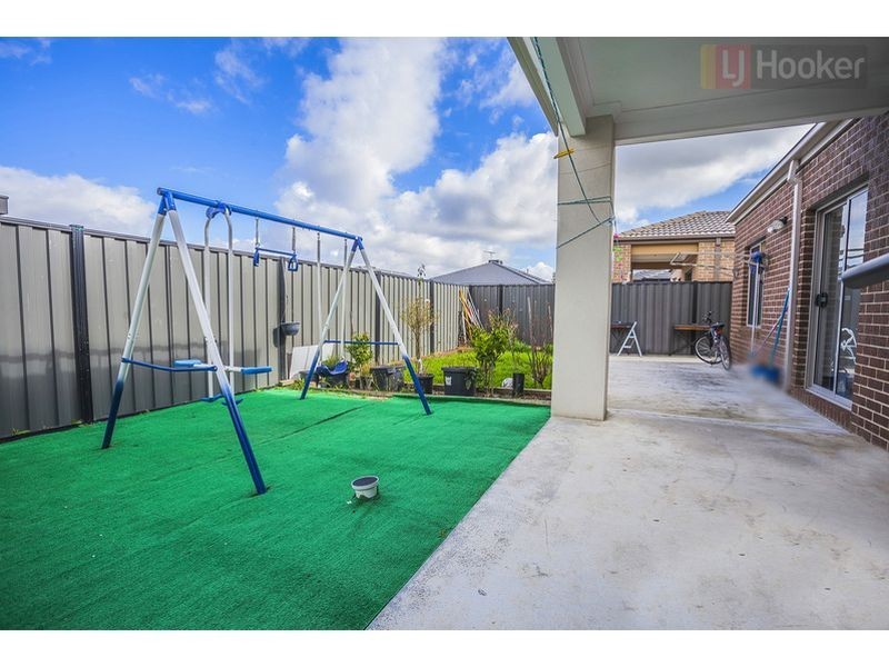 33 Biltmore Crescent, Roxburgh Park VIC 3064