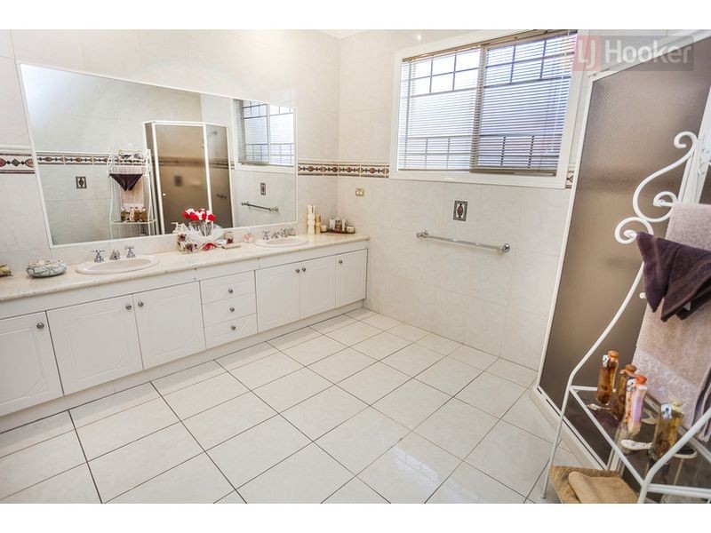 24 Hunter Avenue, Roxburgh Park VIC 3064