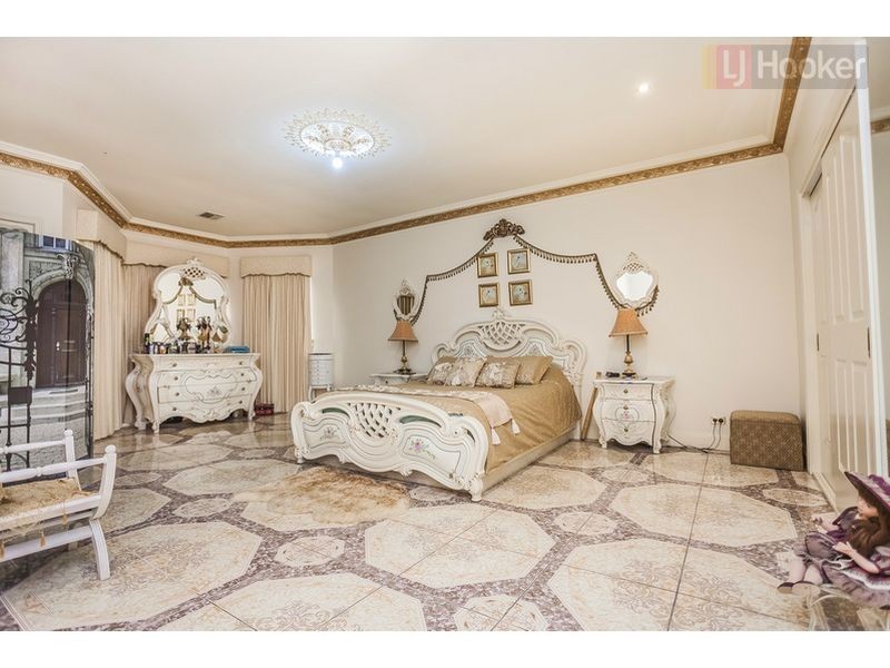 24 Hunter Avenue, Roxburgh Park VIC 3064