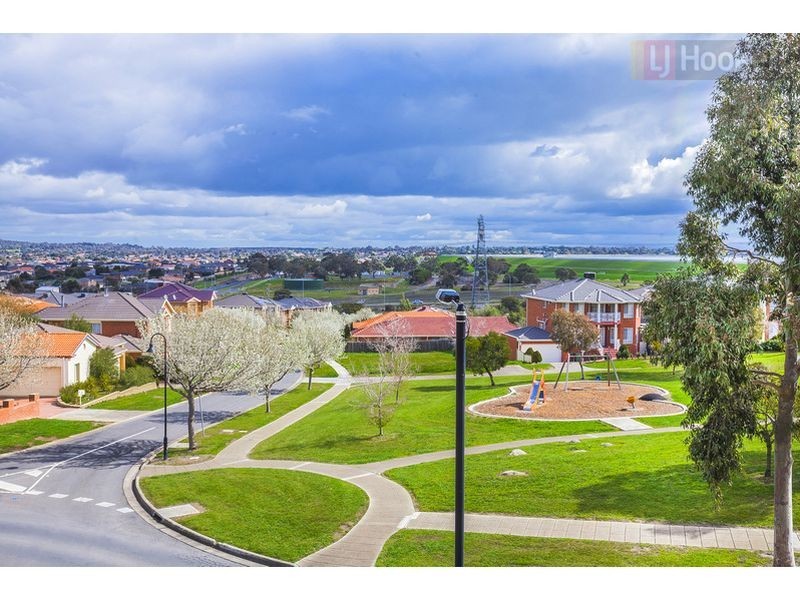 24 Hunter Avenue, Roxburgh Park VIC 3064