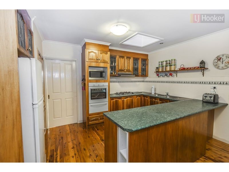 106 Rossiter Avenue, Roxburgh Park VIC 3064