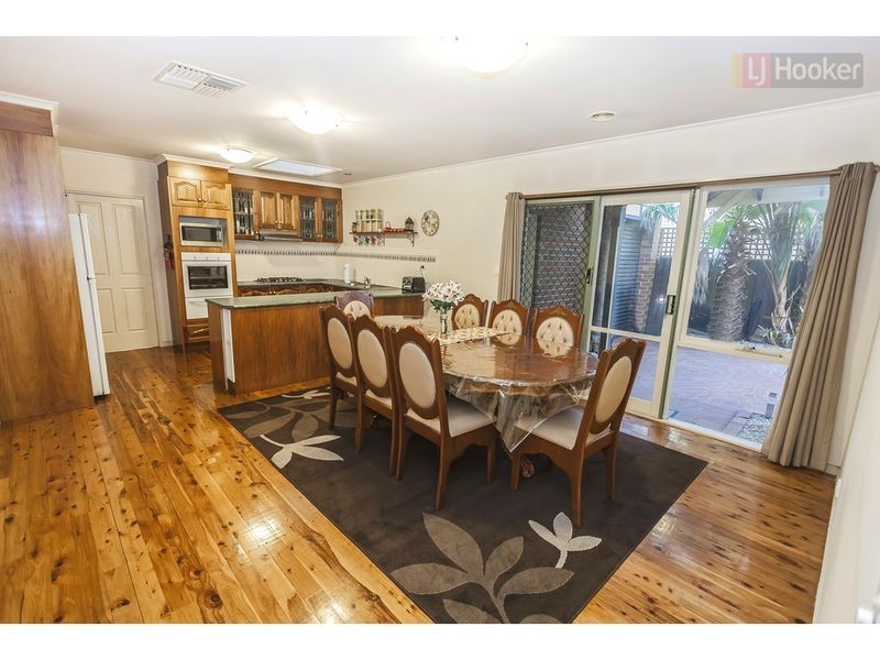 106 Rossiter Avenue, Roxburgh Park VIC 3064