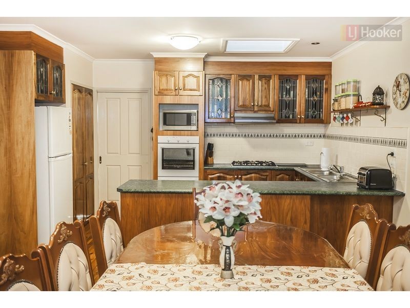 106 Rossiter Avenue, Roxburgh Park VIC 3064
