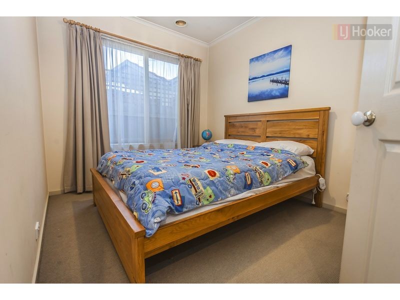 106 Rossiter Avenue, Roxburgh Park VIC 3064