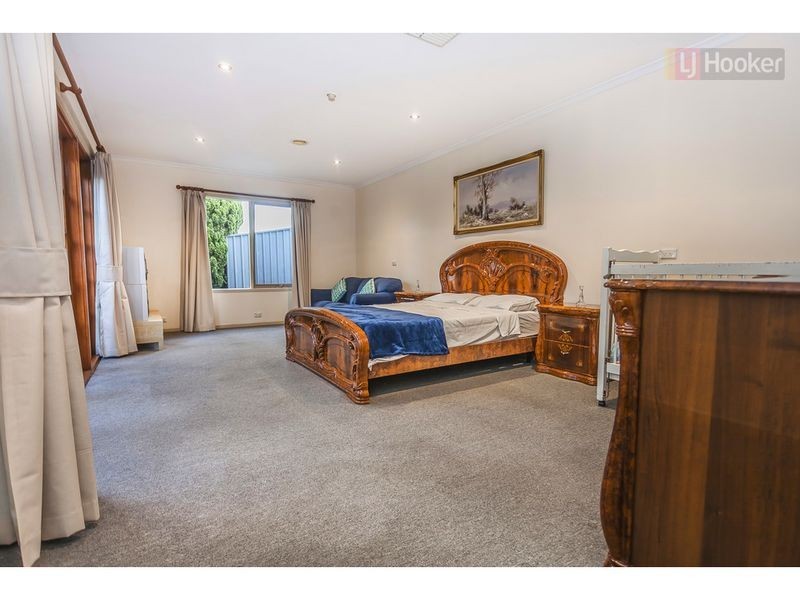 106 Rossiter Avenue, Roxburgh Park VIC 3064