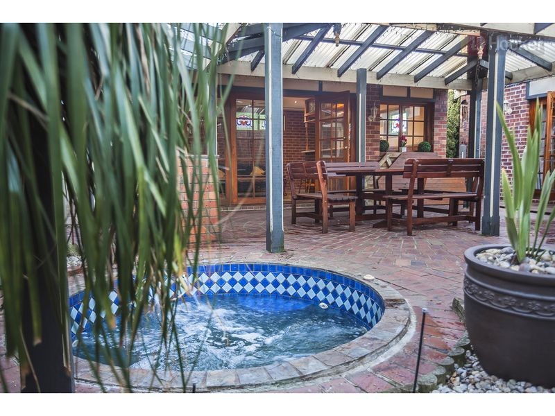 106 Rossiter Avenue, Roxburgh Park VIC 3064