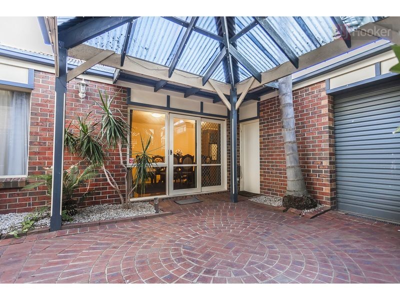 106 Rossiter Avenue, Roxburgh Park VIC 3064