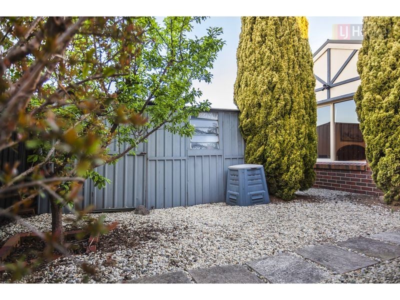 106 Rossiter Avenue, Roxburgh Park VIC 3064