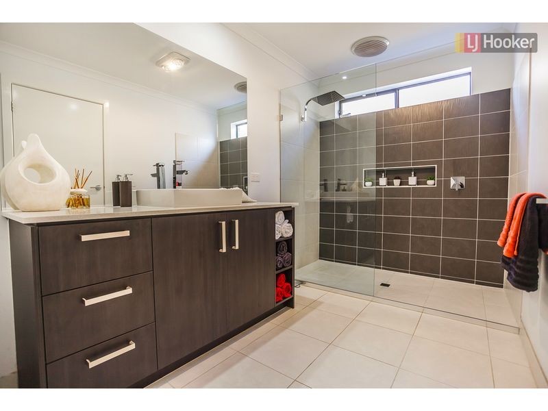 17 Allerton Way, Roxburgh Park VIC 3064