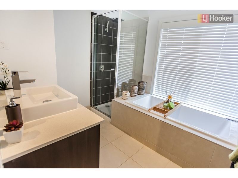 17 Allerton Way, Roxburgh Park VIC 3064