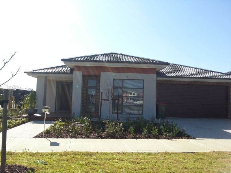 16 Gallantry Avenue, Craigieburn VIC 3064