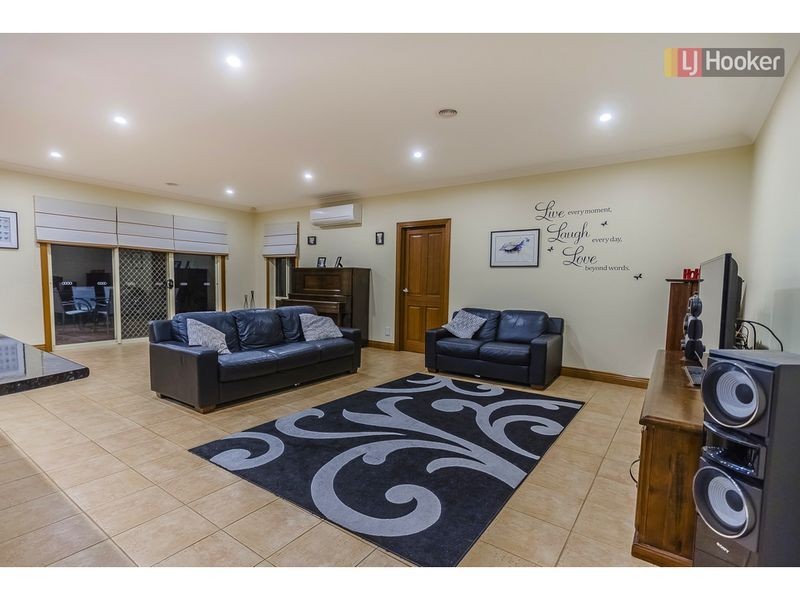 18 Peasholm Corner, Craigieburn VIC 3064