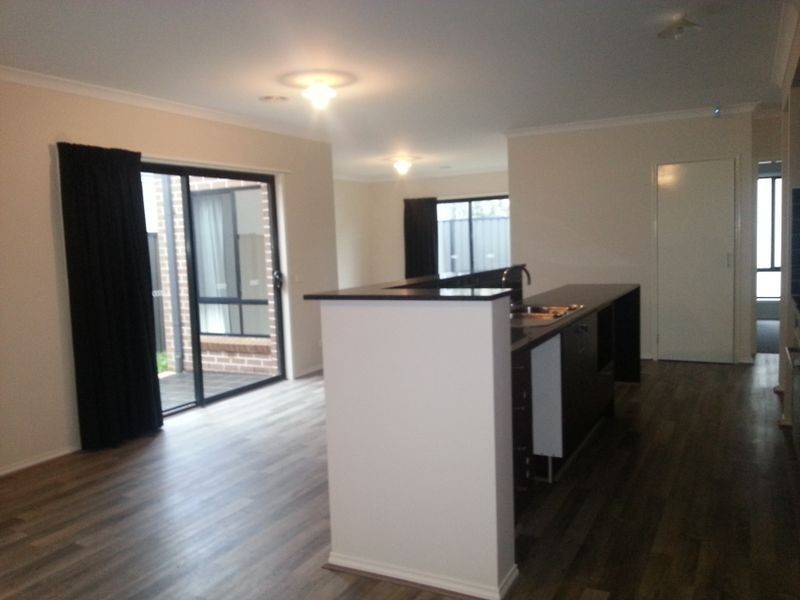 29 Daymar Cct, Craigieburn VIC 3064