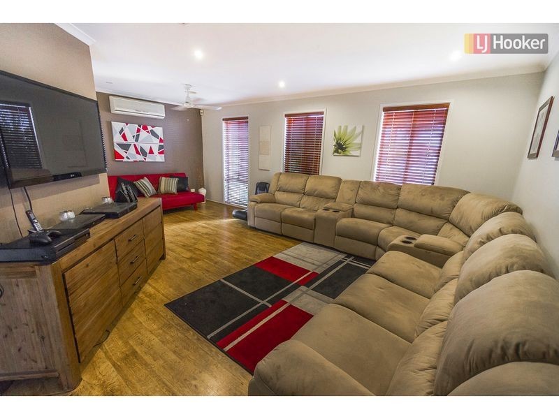 21 Lachlan Cresent, Roxburgh Park VIC 3064