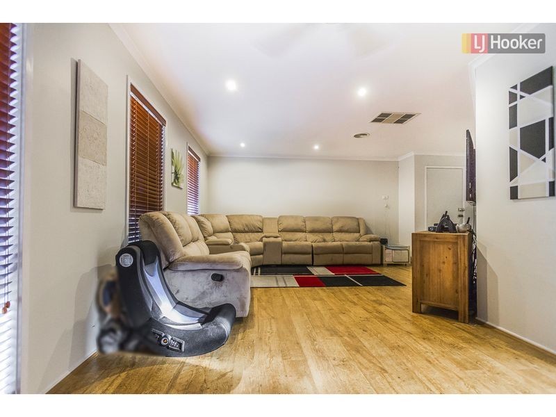 21 Lachlan Cresent, Roxburgh Park VIC 3064