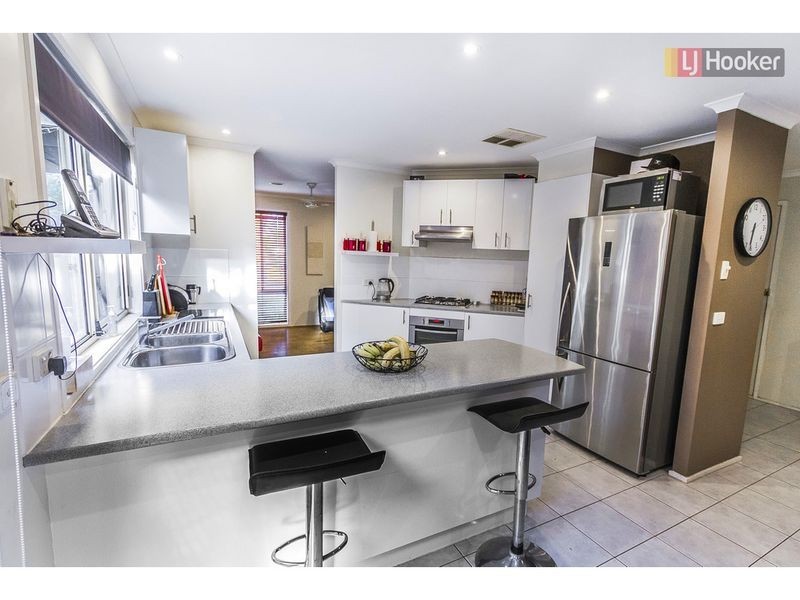 21 Lachlan Cresent, Roxburgh Park VIC 3064