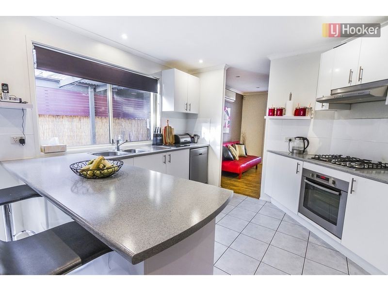 21 Lachlan Cresent, Roxburgh Park VIC 3064