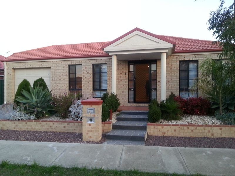 5 Swinburne Cl, Craigieburn VIC 3064