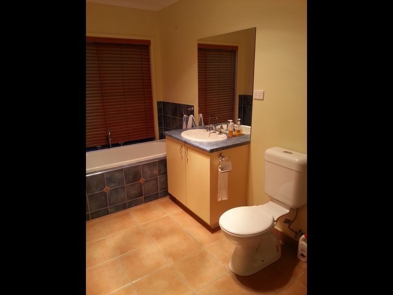 5 Swinburne Cl, Craigieburn VIC 3064