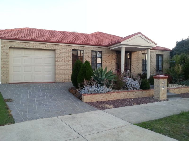 5 Swinburne Cl, Craigieburn VIC 3064