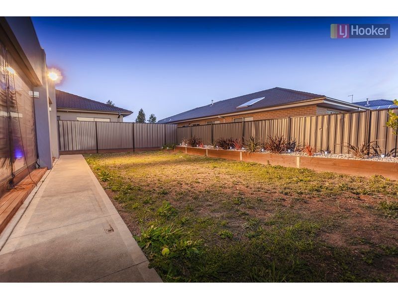 43 Biltmore Crescent, Roxburgh Park VIC 3064