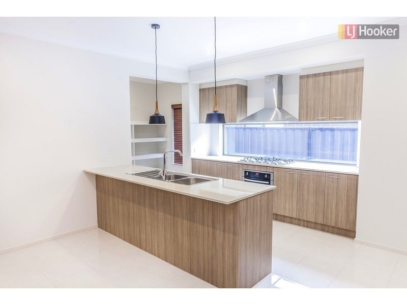 10 Scoria Circuit, Craigieburn VIC 3064