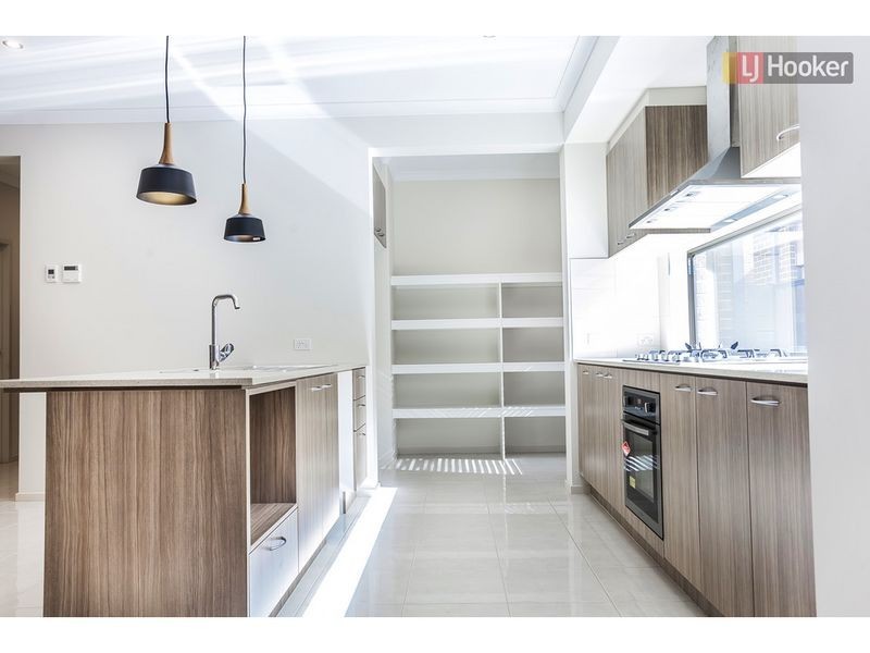 10 Scoria Circuit, Craigieburn VIC 3064