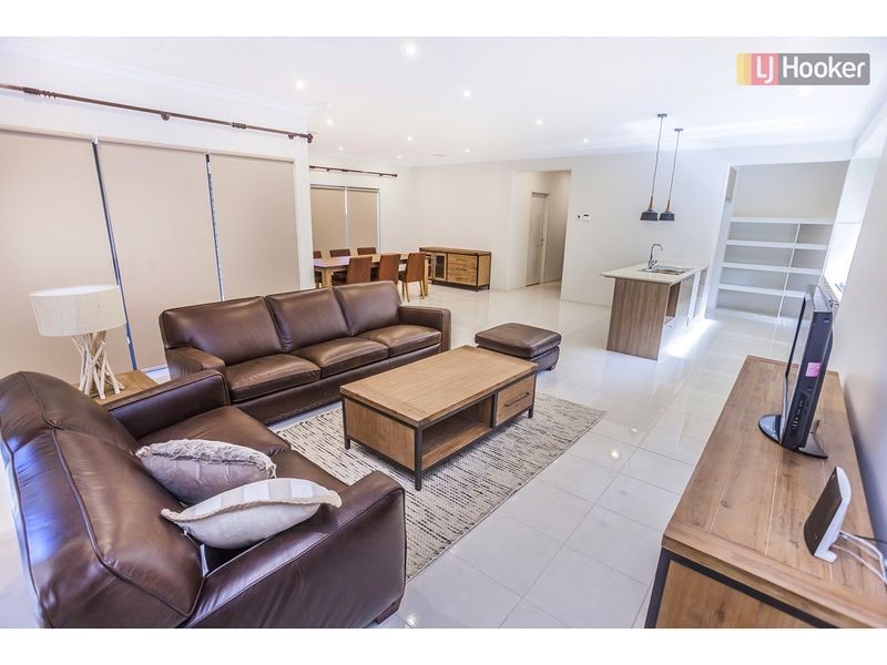 10 Scoria Circuit, Craigieburn VIC 3064