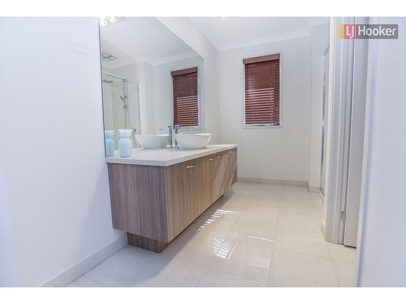 10 Scoria Circuit, Craigieburn VIC 3064