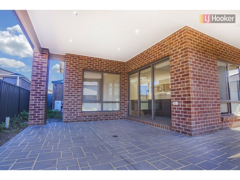 10 Scoria Circuit, Craigieburn VIC 3064