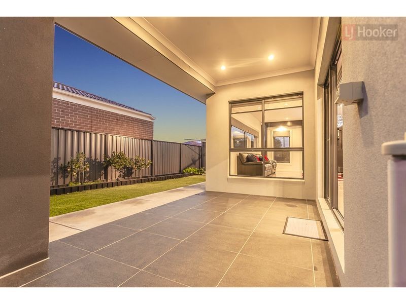 16 Biltmore Crescent, Roxburgh Park VIC 3064